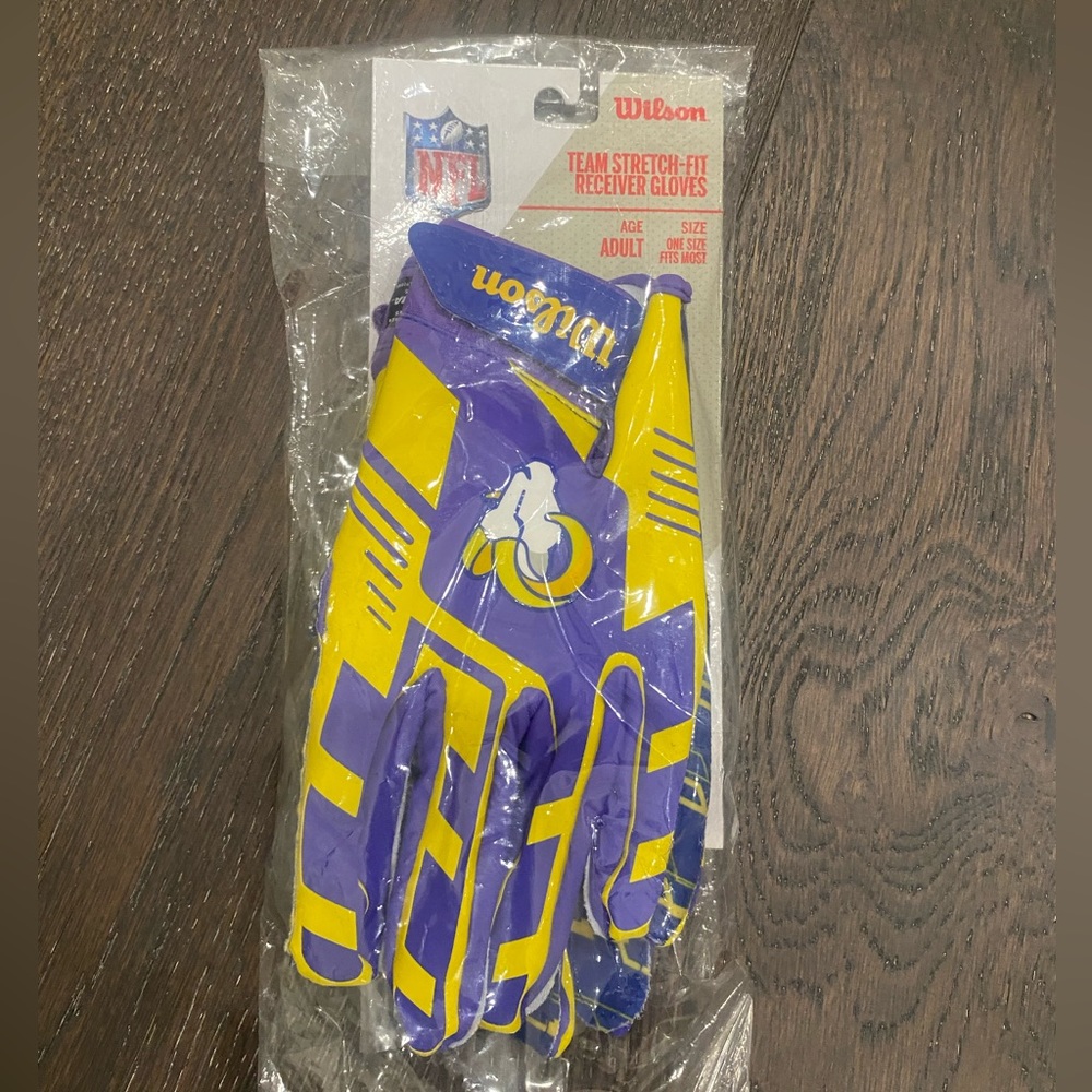 Wilson rams stretched fit football gloves